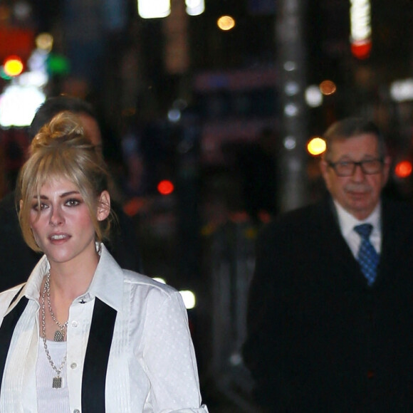 Kristen Stewart fait un passage à l'émission "Stephen Colbert Show" à New York le 24 janvier 2022. 