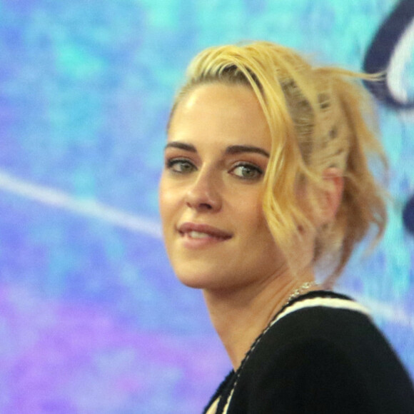 Kristen Stewart, récemment fiancée à sa compagne D.Meyer, fait la promotion du film "Spencer" dans l'émission Today sur NBC à New York. Le 4 novembre 2021. 
