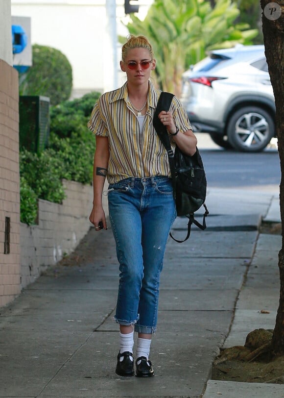Kristen Stewart va déjeuner avec une amie au restaurant "Little Dom" à Los Angeles, le 20 octobre 2021. 