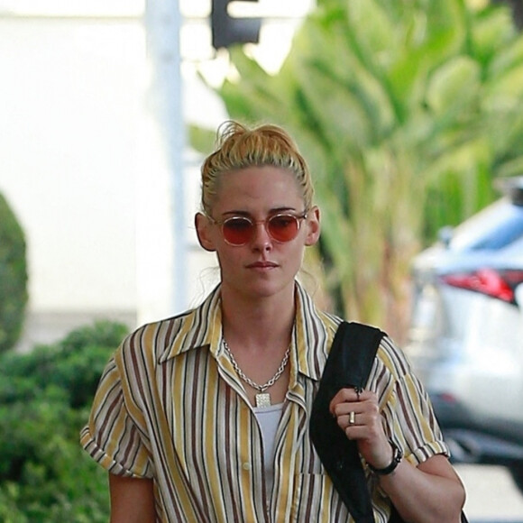 Kristen Stewart va déjeuner avec une amie au restaurant "Little Dom" à Los Angeles, le 20 octobre 2021. 