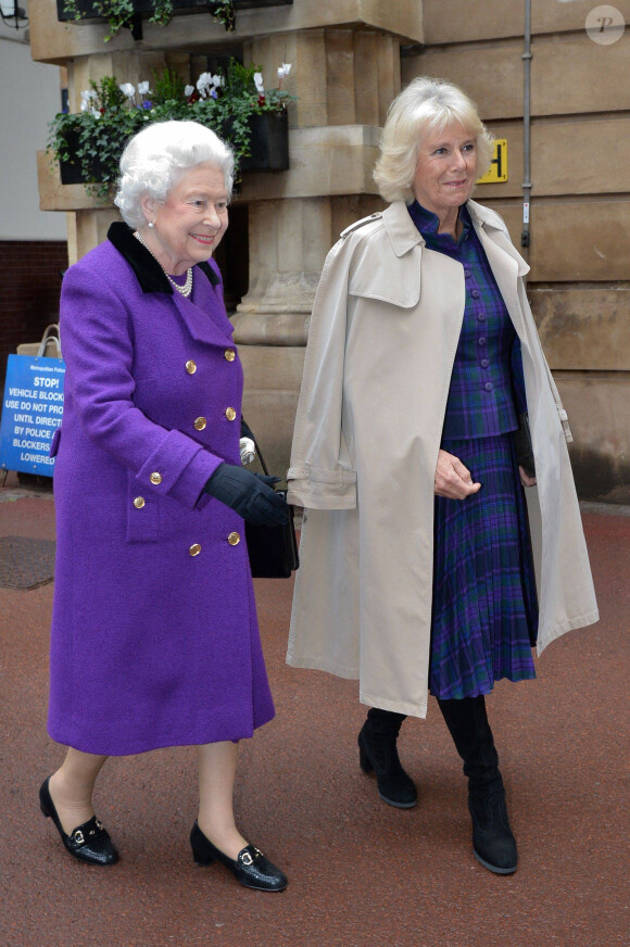 La reine Elisabeth II d'Angleterre et Camilla Parker Bowles, duchesse de Cornouailles, assistent à une démonstration de "Horse Whispering" au palais de Buckingham à Londres. Le 21 octobre 2015 