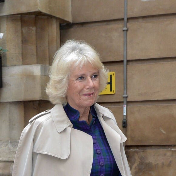 La reine Elisabeth II d'Angleterre et Camilla Parker Bowles, duchesse de Cornouailles, assistent à une démonstration de "Horse Whispering" au palais de Buckingham à Londres. Le 21 octobre 2015 