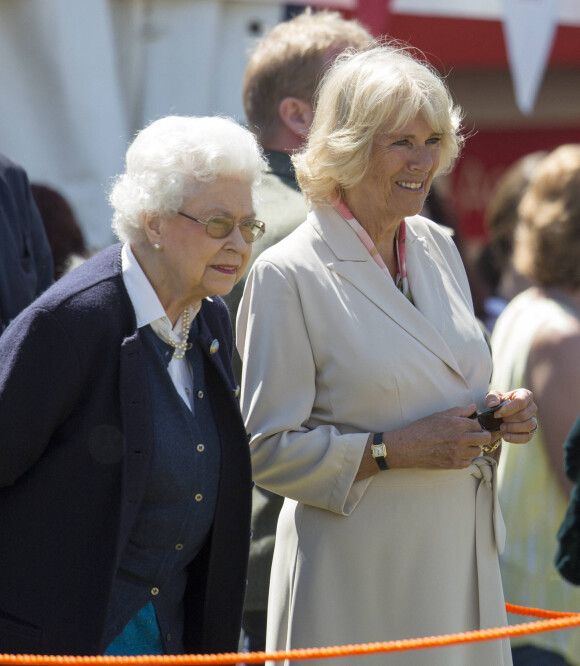 La reine Elisabeth II d'Angleterre et sa belle-fille Camilla Parker-Bowles, duchesse de Cornouailles assistent à "The Royal Windsor Horse show" à Berkshire, le 13 mai 2015. 