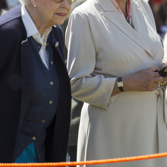 La reine Elisabeth II d'Angleterre et sa belle-fille Camilla Parker-Bowles, duchesse de Cornouailles assistent à "The Royal Windsor Horse show" à Berkshire, le 13 mai 2015. 