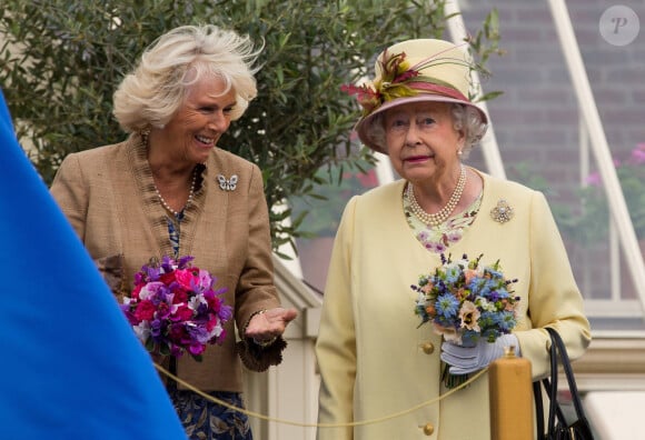Camilla Parker-Bowles, duchesse de Cornouailles et la reine Elisabeth II d'Angleterre lors de la visite de la Dumfries house à Ayrshire en Ecosse