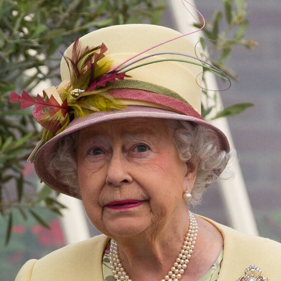 Camilla Parker-Bowles, duchesse de Cornouailles et la reine Elisabeth II d'Angleterre lors de la visite de la Dumfries house à Ayrshire en Ecosse