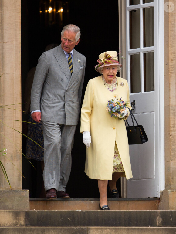 Le prince Charles, prince de Galles et la reine Elisabeth II d'Angleterre lors de la visite de la Dumfries house à Ayrshire en Ecosse le 2 juillet 2014.
