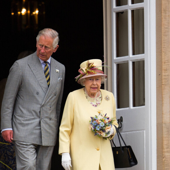 Le prince Charles, prince de Galles et la reine Elisabeth II d'Angleterre lors de la visite de la Dumfries house à Ayrshire en Ecosse le 2 juillet 2014.