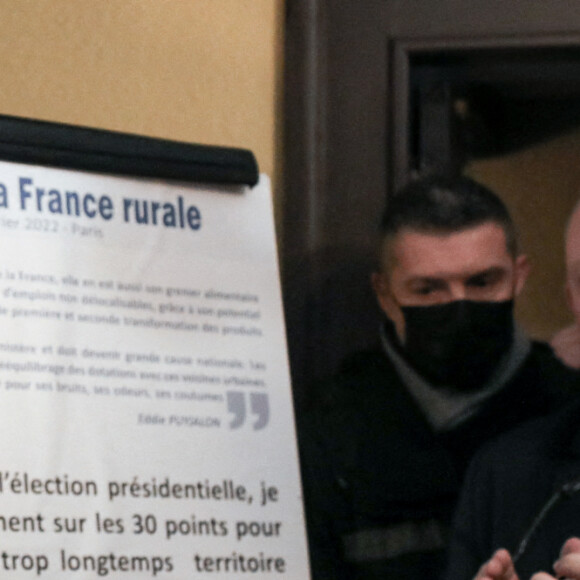 Le candidat à la présidence du parti d'extrême droite français "Reconquête!", Eric Zemmour, assiste à un colloque axé sur les enjeux ruraux, organisé par le Mouvement de la ruralité (LMR), parti agricole français à Paris, France, le 15 février 2022