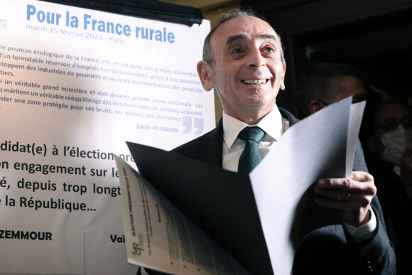 Le candidat à la présidence du parti d'extrême droite français "Reconquête!", Eric Zemmour, assiste à un colloque axé sur les enjeux ruraux, organisé par le Mouvement de la ruralité (LMR), parti agricole français à Paris, France, le 15 février 2022.