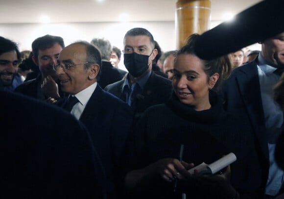 Sarah Knafo et Eric Zemmour- Le candidat à la présidence du parti d'extrême droite français "Reconquête!", Eric Zemmour lors de la remise des deux cartes adhérents la 100 000 et 100 001 à son QG à Paris, France, le 14 février 2022
