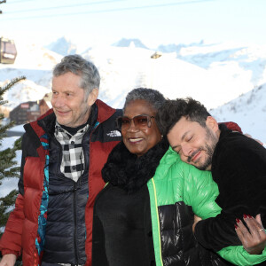 Philippe Guillard, Firmine Richard et Kev Adams au photocall du film "Maison de retraite" lors de la 25ème édition du Festival international du film de comédie de l'Alpe d'Huez, France, le 22 janvier 2022. © Dominique Jacovides/Bestimage