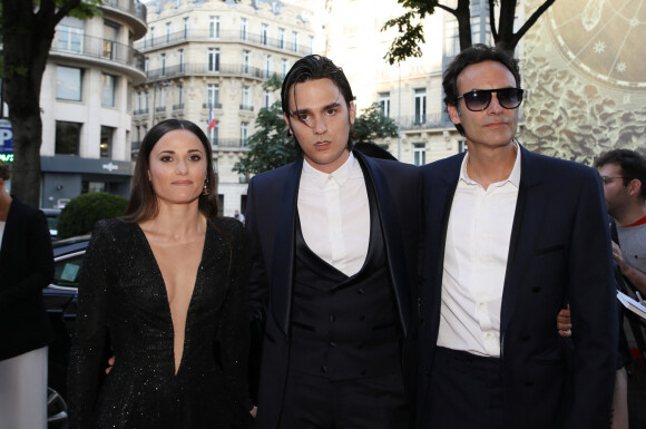 Anthony Delon avec son frère Alain-Fabien Delon et sa compagne Capucine Anav (habillée par Stevens Ishay Couture) aux arrivées de la 10ème édition du "Global Gift Gala" à l'hôtel Four Seasons George V à Paris, le 3 juin 2019. © Denis Guignebourg/Bestimage 