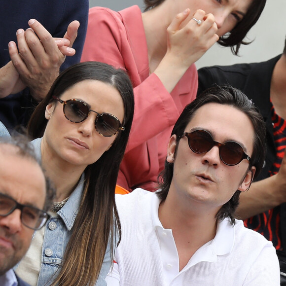 Capucine Anav et son compagnon Alain-Fabien Delon dans les tribunes lors des internationaux de tennis de Roland Garros à Paris, France, le 30 mai 2019. © Jacovides-Moreau/Bestimage 