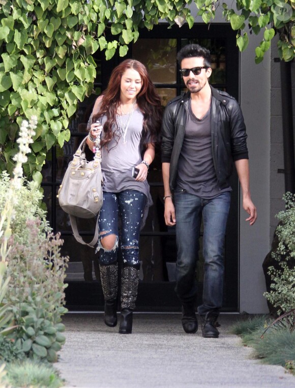 Miley Cyrus, à la sortie de son salon de coiffure de Los Angeles, le 9 janvier 2010.