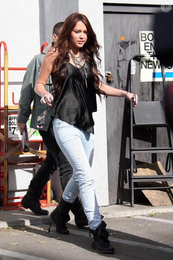 Miley Cyrus, à la sortie d'une librairie sur Sunset Boulevard, le 8 janvier 2010.