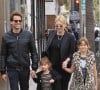 Ioan Gruffudd fait du shopping avec sa femme Alice Evans et leurs filles Ella et Elsie à Los Angeles, le 23 décembre 2017.