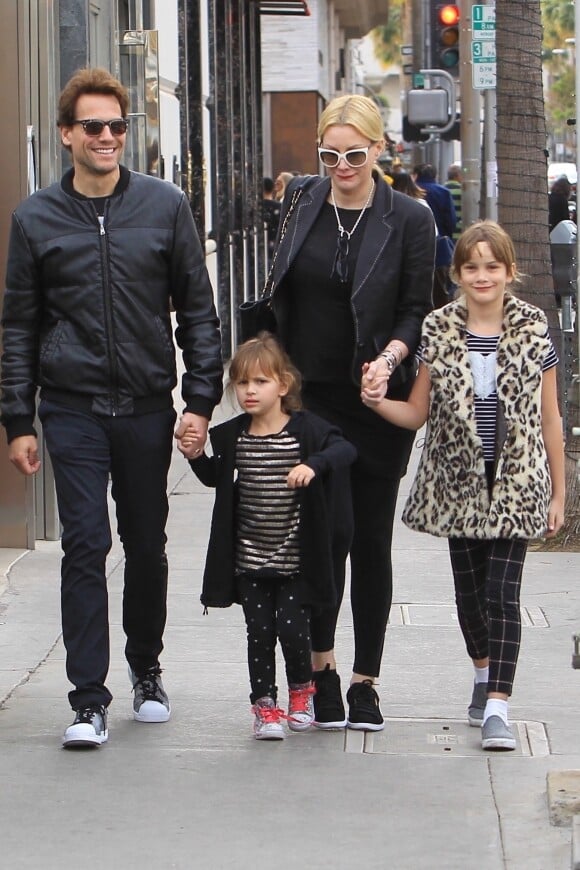 Ioan Gruffudd fait du shopping avec sa femme Alice Evans et leurs filles Ella et Elsie à Los Angeles, le 23 décembre 2017.