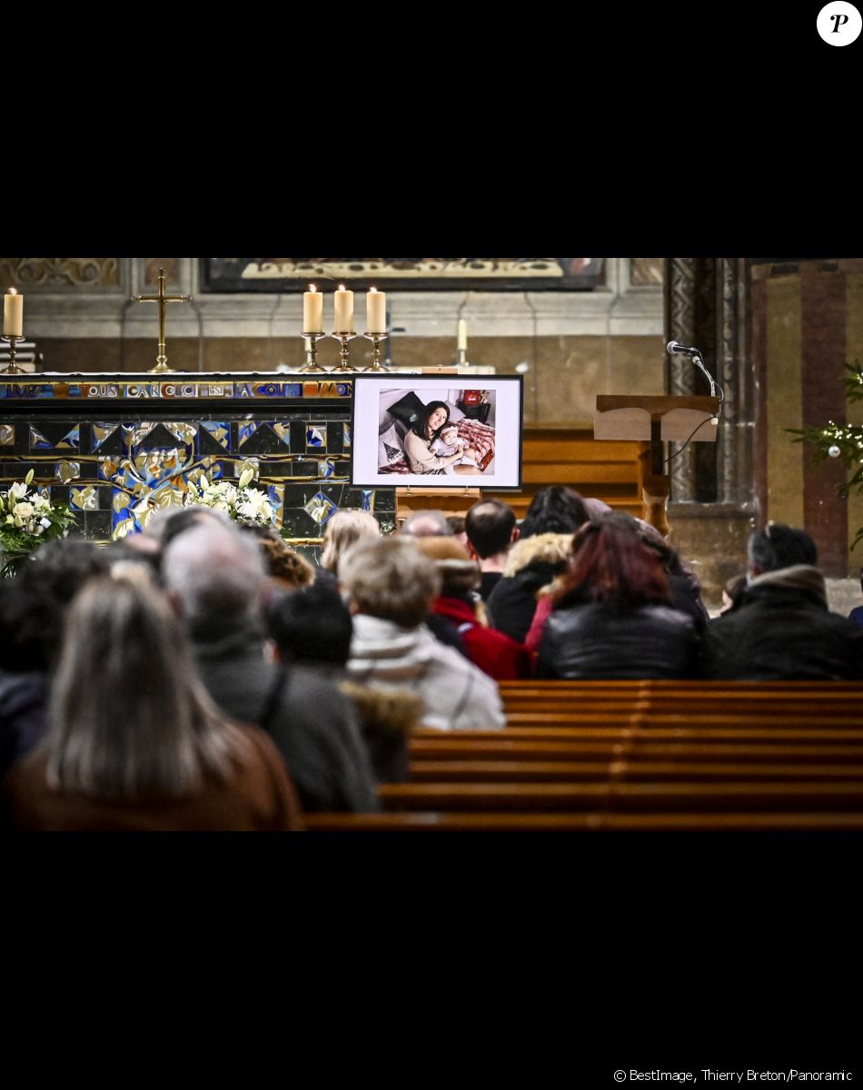 Un rassemblement religieux a lieu à la cathédrale d'Albi, France, le 8 janvier 2022, à l'initiative de la soeur et d'une amie de Delphine Jubillar.