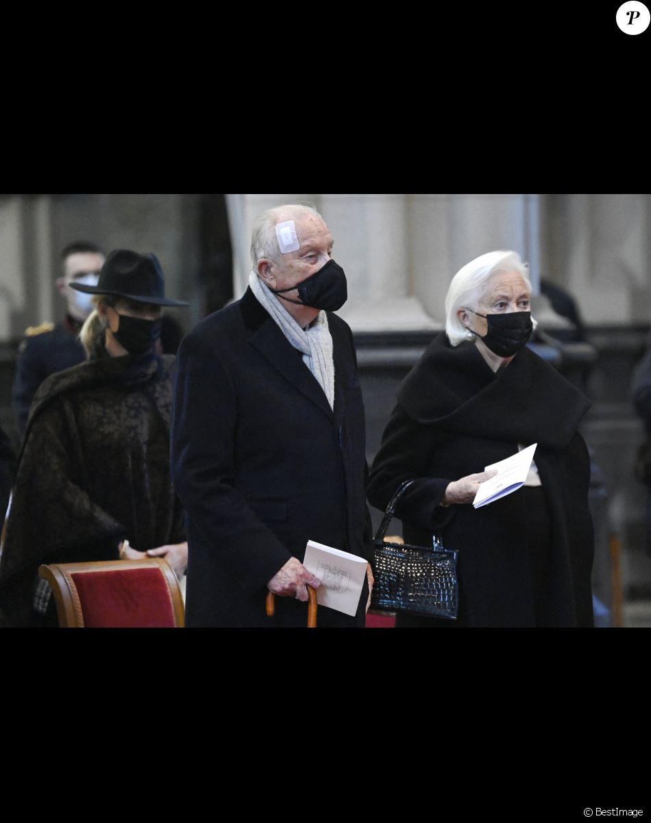 Le roi Albert II et la reine Paola de Belgique - Les membres de la famille royale de Belgique assistent à la messe annuelle à la mémoire des membres décédés de la Famille royale en l'église Notre-Dame de Laeken à Bruxelles, le 17 février 2022.
