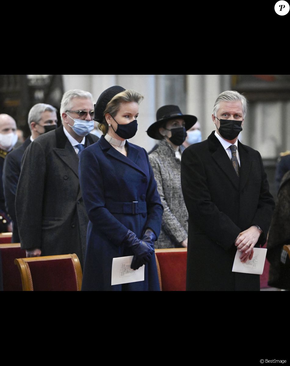La reine Mathilde et le roi Philippe de Belgique - Les membres de la famille royale de Belgique assistent à la messe annuelle à la mémoire des membres décédés de la Famille royale en l'église Notre-Dame de Laeken à Bruxelles, le 17 février 2022.