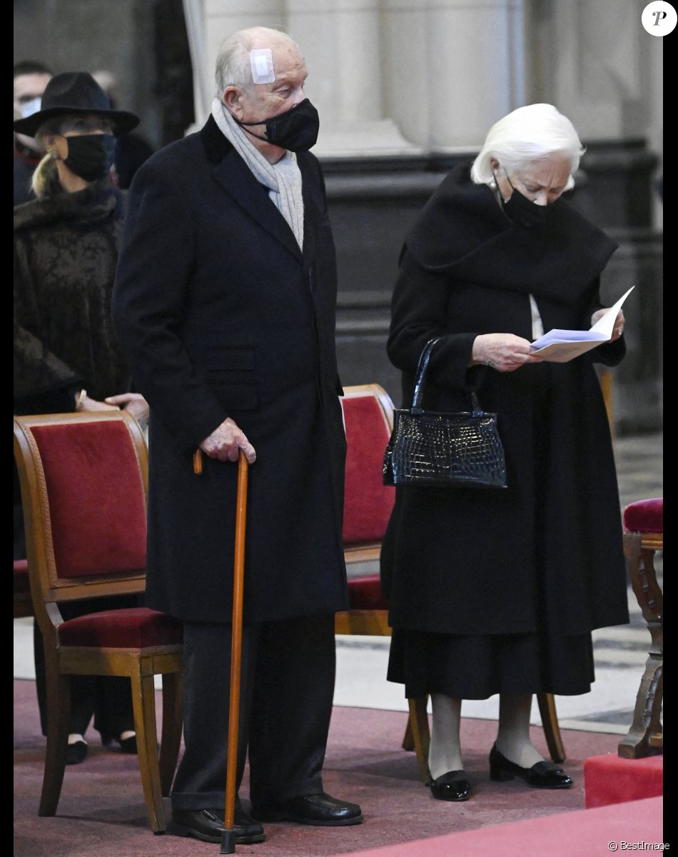 Le roi Albert II et la reine Paola de Belgique - Les membres de la famille royale de Belgique assistent à la messe annuelle à la mémoire des membres décédés de la Famille royale en l'église Notre-Dame de Laeken à Bruxelles, le 17 février 2022.