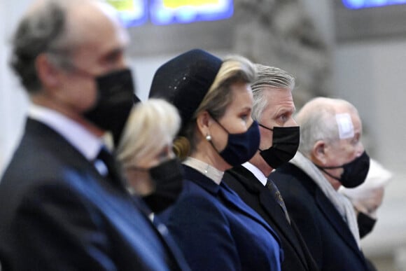 Le roi Philippe et la reine Mathilde de Belgique - Les membres de la famille royale de Belgique assistent à la messe annuelle à la mémoire des membres décédés de la Famille royale en l'église Notre-Dame de Laeken à Bruxelles, le 17 février 2022.