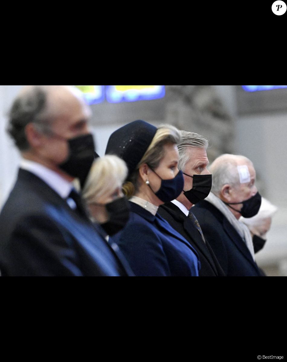 Le roi Philippe et la reine Mathilde de Belgique - Les membres de la famille royale de Belgique assistent à la messe annuelle à la mémoire des membres décédés de la Famille royale en l'église Notre-Dame de Laeken à Bruxelles, le 17 février 2022.