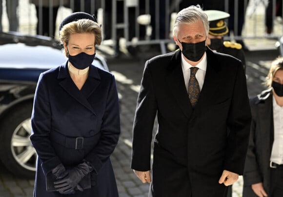 La reine Mathilde et le roi Philippe - Les membres de la famille royale de Belgique assistent à la messe annuelle à la mémoire des membres décédés de la Famille royale en l'église Notre-Dame de Laeken à Bruxelles, le 17 février 2022.