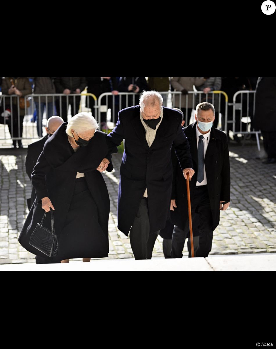 La reine Paola et le roi Albert II - Les membres de la famille royale de Belgique assistent à la messe annuelle à la mémoire des membres décédés de la Famille royale en l'église Notre-Dame de Laeken à Bruxelles, le 17 février 2022.