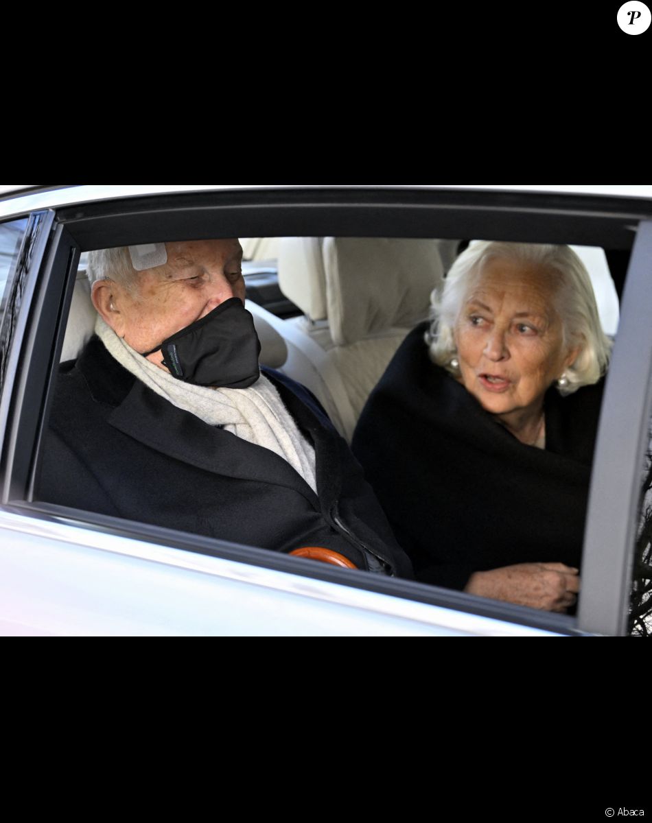 Le roi Albert II et la reine Paola - Les membres de la famille royale de Belgique assistent à la messe annuelle à la mémoire des membres décédés de la Famille royale en l'église Notre-Dame de Laeken à Bruxelles, le 17 février 2022.