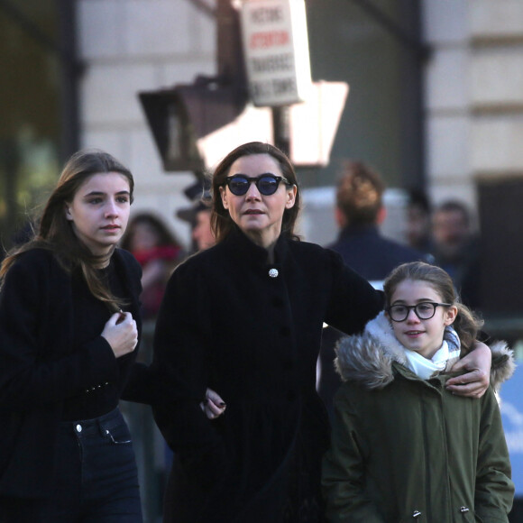 Info - Le prince de Naples a émis un communiqué dans lequel il annonce que les règles dynastiques et de succession au sein de la famille royale d'Italie sont modifiées pour s'adapter à l'évolution de la société - Clotilde Courau et ses filles Luisa et Vittoria - Arrivées des personnalités en l'église de La Madeleine pour les obsèques de Johnny Hallyday à Paris. Le 9 décembre 2017 