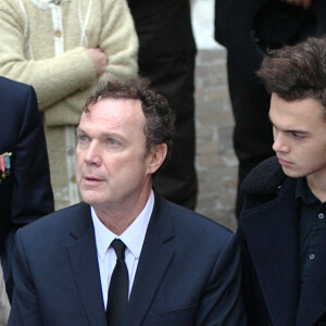 Julien Lepers et son fils Guillaume Lepers - Obsèques de Raymond Lepers, le père de l'animateur Julien Lepers en la cathédrale d'Antibes, le 15 décembre 2014, suivies de l'inhumation au cimetière de Rabiac. 