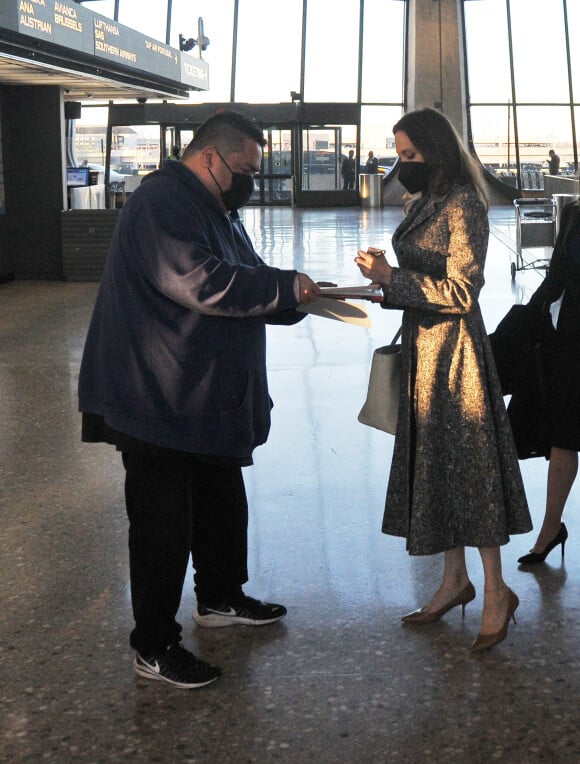 Exclusif - Angelina Jolie et sa fille Zahara à l'aéroport de Washington, le 9 février 2022.