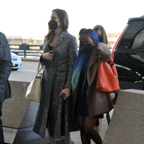 Exclusif - Angelina Jolie et sa fille Zahara à l'aéroport de Washington, le 9 février 2022.