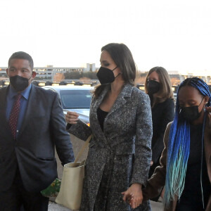 Exclusif - Angelina Jolie et sa fille Zahara à l'aéroport de Washington, le 9 février 2022.
