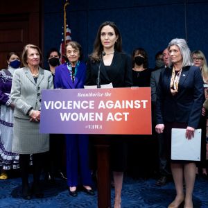 Angelina Jolie demande de voter la "Violence Against Women Act", une loi contre les violences domestiques, au Congrès. Washington, le 9 février 2022.