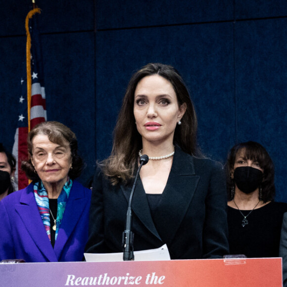 Angelina Jolie demande de voter la "Violence Against Women Act", une loi contre les violences domestiques, au Congrès. Washington, le 9 février 2022.