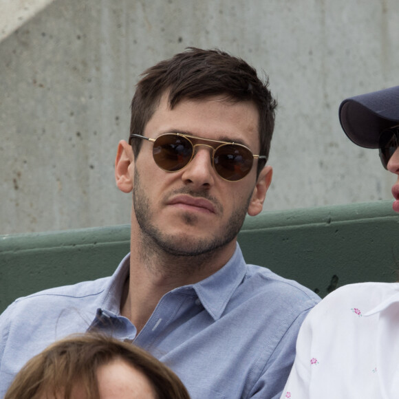 Gaspard Ulliel et Gaëlle Pietri - Jour 11 - Les célébrités dans les tribunes des internationaux de tennis de Roland Garros à Paris. Le 7 juin 2017 © Jacovides-Moreau / Bestimage 