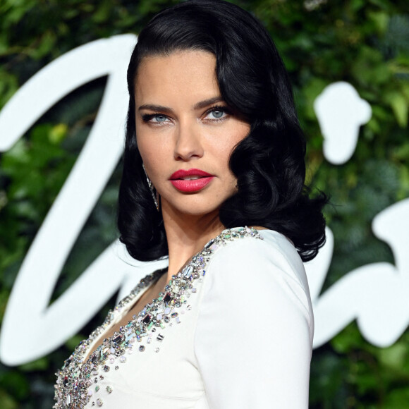 Adriana Lima au photocall de la soirée des "British Fashion Awards 2021" à Londres.