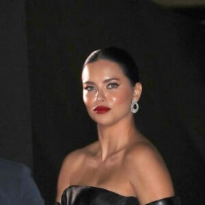 Adriana Lima arrive à la première de "Spencer" à Los Angeles, le 26 octobre 2021. 