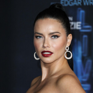 Adriana Lima à la première du film "Last Night in SoHo" à Los Angeles, le 25 octobre 2021. 