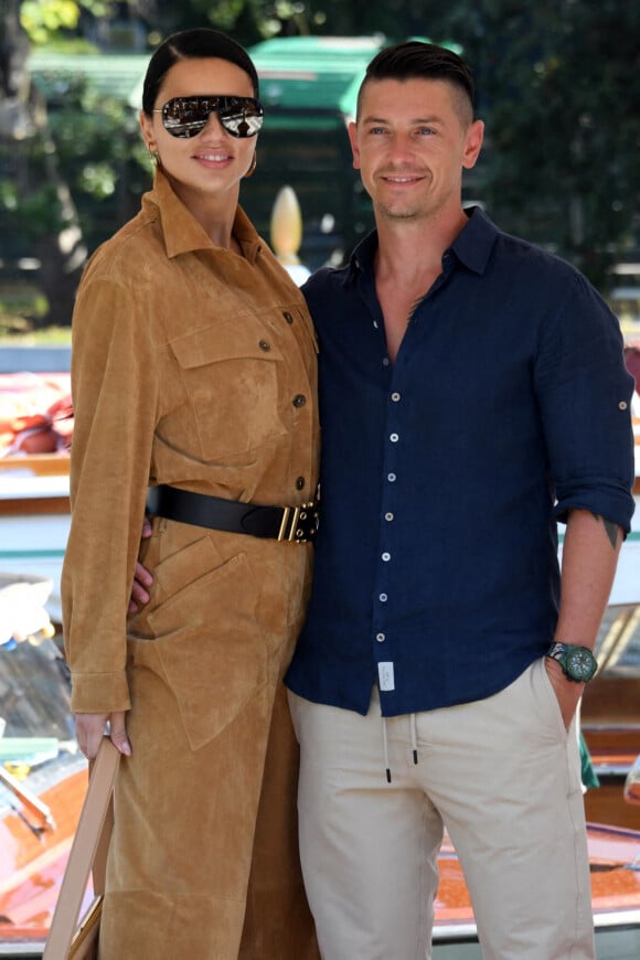 Adriana Lima et son compagnon Andre Lemmers lors du festival international du film de Venise (La Mostra), à Venise, Italie, le 2 septembre 2021. 