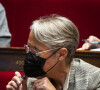 Elisabeth Borne, ministre du Travail, de l'emploi et de l'insertion vapotant lors de la séance de questions au gouvernement à l'Assemblée nationale à Paris