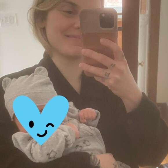 Coeur de Pirate, maman pour la 2e fois, dévoile des photos de son quotidien sur Instagram.