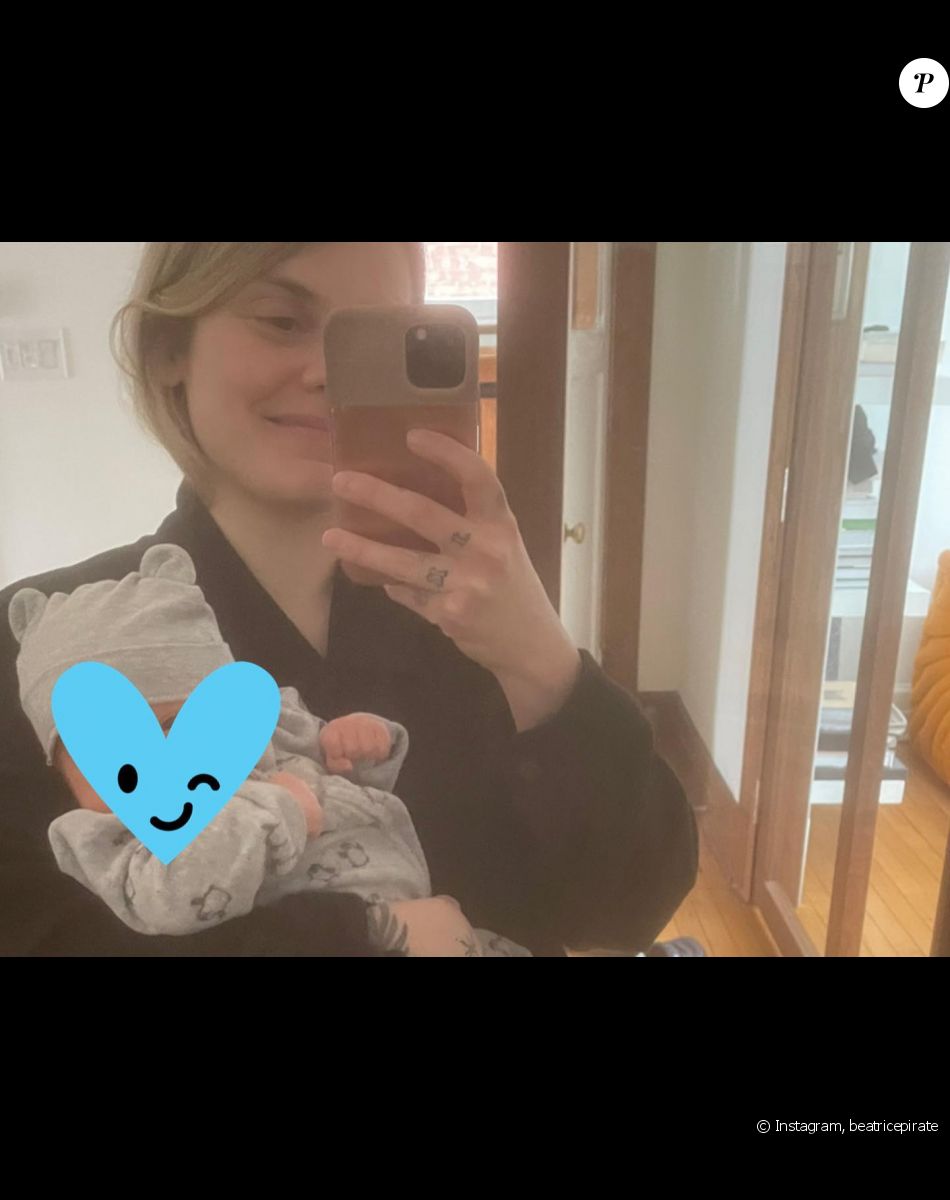 Coeur de Pirate, maman pour la 2e fois, dévoile des photos de son quotidien sur Instagram.