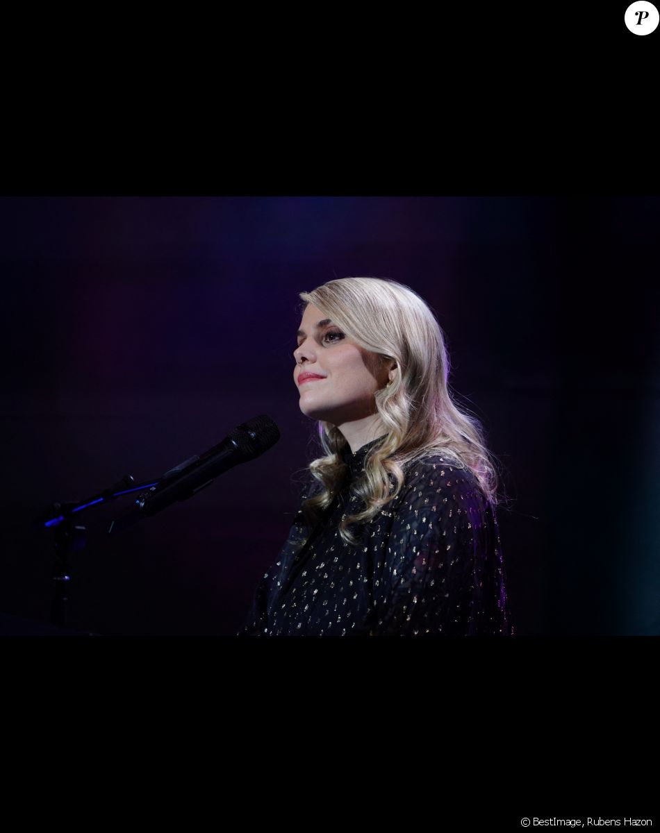Exclusif - Coeur de Pirate (Béatrice Martin) Enregistrement de l'émission "La boîte à secrets 11", présentée par F.Bollaert. Le 4 octobre 2021 © Rubens Hazon / Bestimage