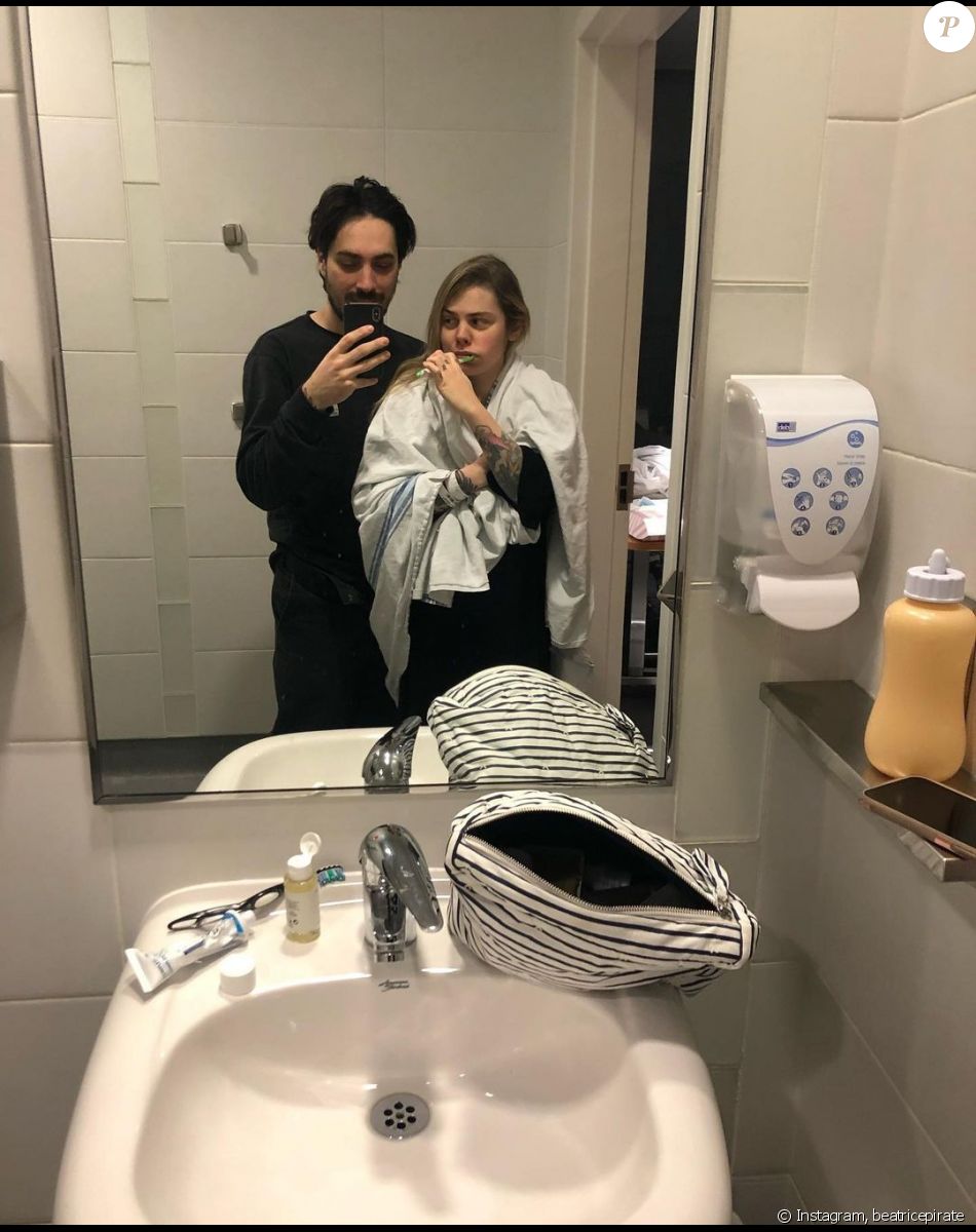 Coeur de Pirate, maman pour la 2e fois, pose à la maternité.