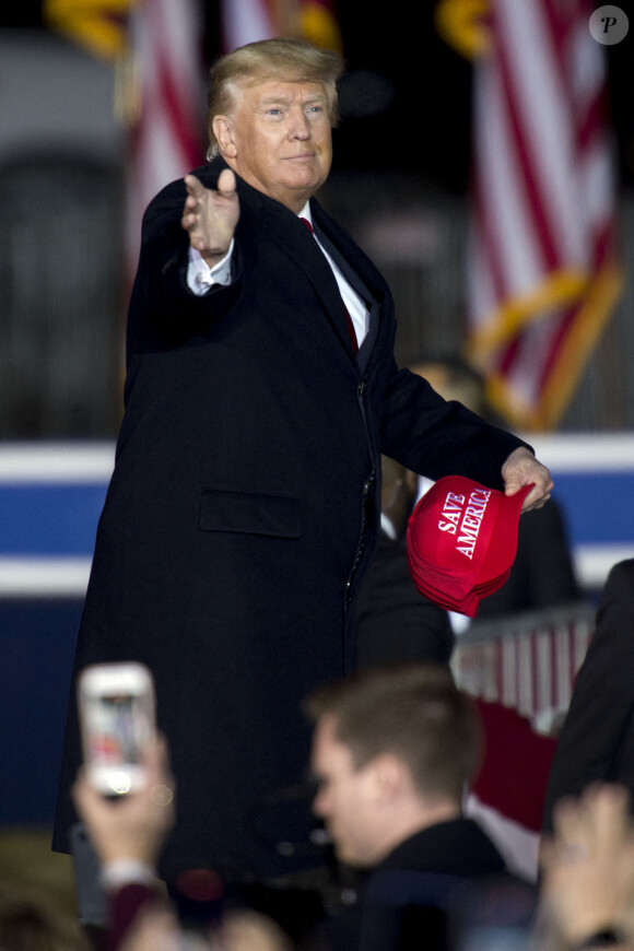 Donald J. Trump prend la parole au parc des expositions du comté de Montgomery lors d'un rassemblement Save America.