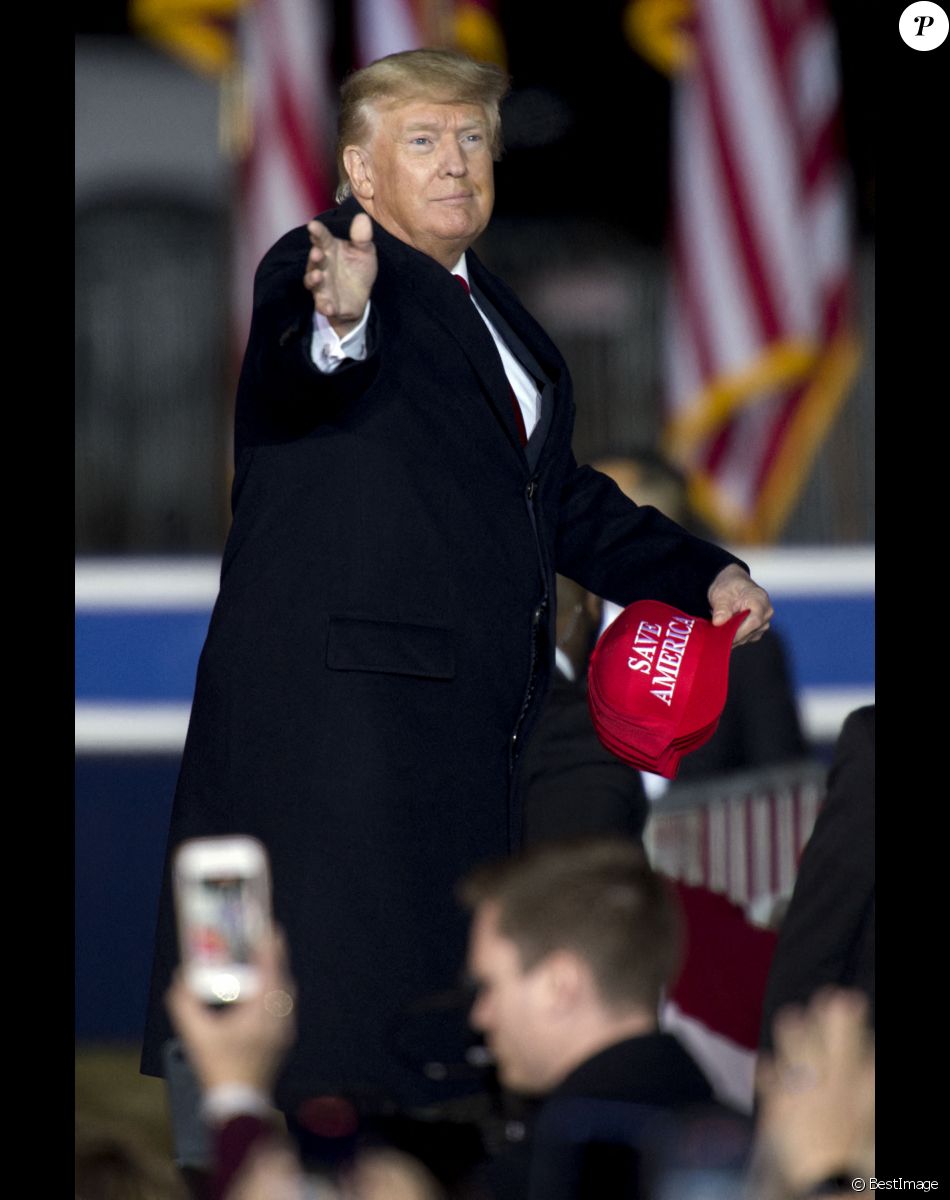 Donald J. Trump prend la parole au parc des expositions du comté de Montgomery lors d'un rassemblement Save America.